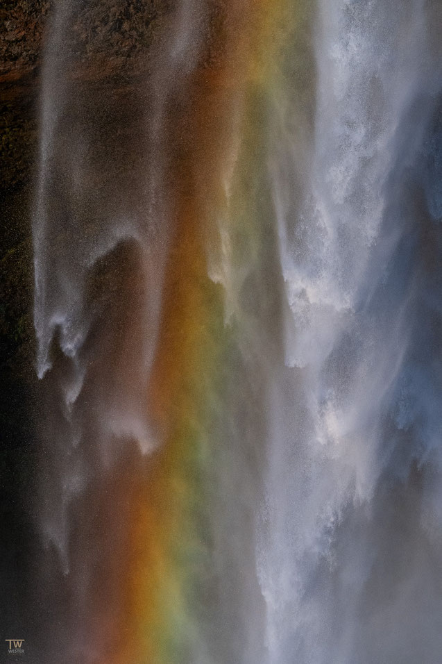 8. Im Juni sah ich diesen Wasserfall mit Regenbogen
