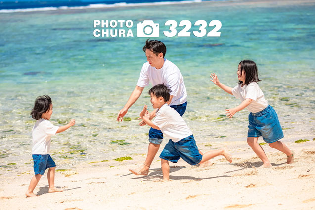 沖縄を満喫している家族のシーンでとても楽しそうな写真