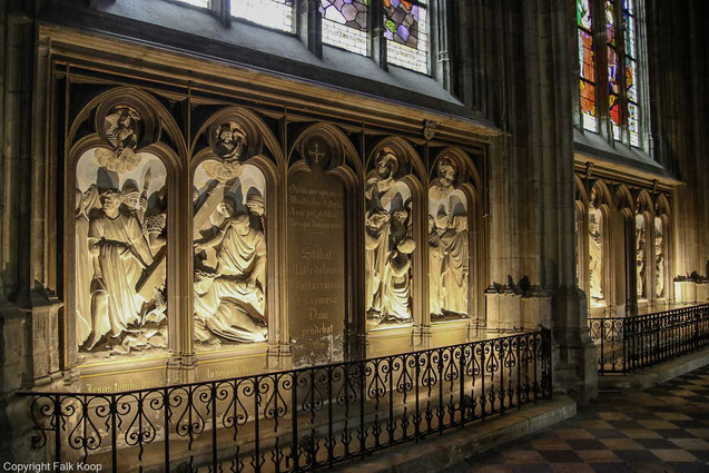 Bild: Wandreliefs in der Cathédrale Sainte-Croix d´Orléans in Orléans