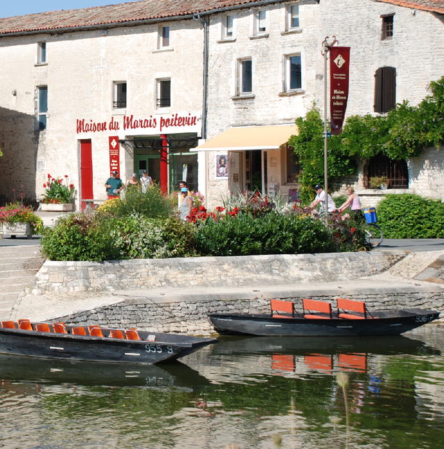 Le pittoresque bourg de Coulon, son large choix de restaurants et la Maison du Marais Poitevin