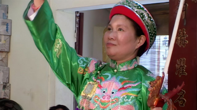 Danseuse du culte vietnamien Hầu Bóng, investie par une esprit