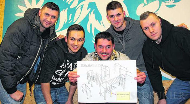 Andreas Meier, Jan Kartapolow, Dani Siefert, Philip Storublev und Stas Hahn (von links) präsentieren den Entwurf für den geplanten Street-Workout-Park. | Bild: Lipinski