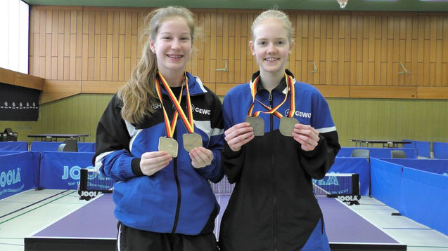 Die Landesranglistenerste der Schülerinnen A, Chiara Steenbuck vom TSV Schwarzenbek (r.), erspielte sich bei den Norddeutschen U15-Meisterschaften in Berlin ein „bronzenes Double“ mit dritten Plätzen im Einzel sowie im Doppel an der Seite von Anna Schüler