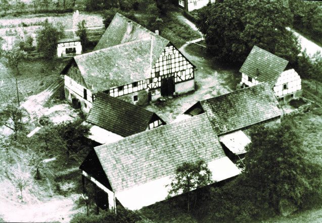 Luftaufnahme, um 1950/55 von der Hofanlage Poggel, Niedereslohe (C) Annette Poggel