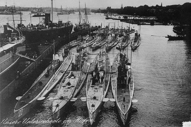 1914, U-Boote (U 22, U 20, U 19, und U 21 (1. Reihe von links nach rechts); U 14, U 15, U 11, U 16, U 18, und U ??(2. Reihe von links nach rechts) in Kiel, vorwiegend mit Petroleummotoren