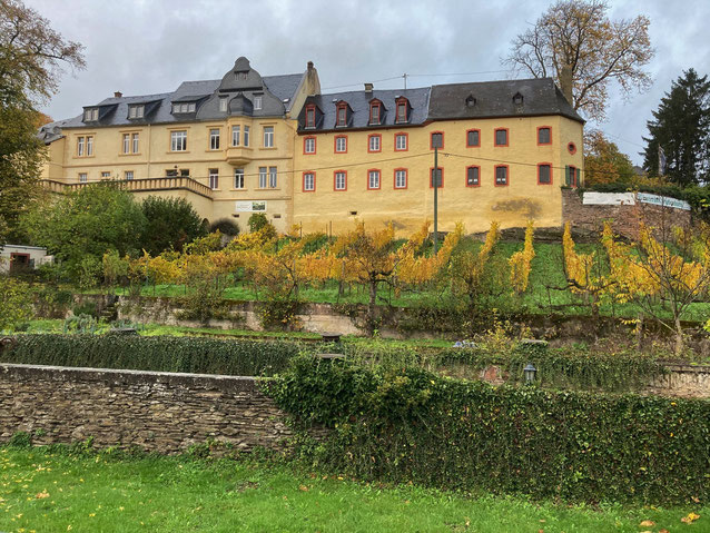 Klosterhof Siebenborn von der Talseite aus gesehen.