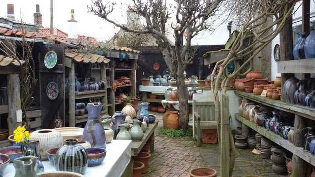 Ein Blick in den Innenhof der Crail Pottery