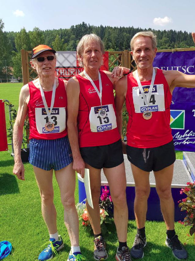 2. Platz Deutsche Meisterschaften Senioren 3x1000m Staffel Klasse M 60 StG Pforzheim Masters (Gazelle Pforzheim - Königsbach & LC 80 Pforzheim) (von links: Dr. Wolfgang Elsäßer, Peter Schultz und Klaus Overzier)