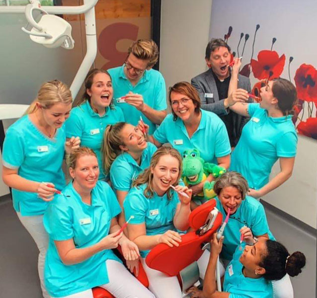Het team van tandartspraktijk Ria van der Meer in Surhuisterveen 