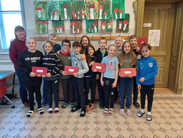 Frau Mag. Andrea Obereder bei der Überreichung der Tablets an unsere Schulkinder