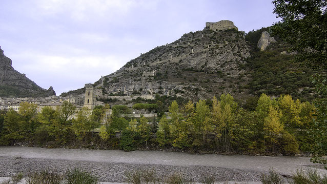 Bild: Blick auf Entrevaux überragt von seiner majestätischen Zitadelle  