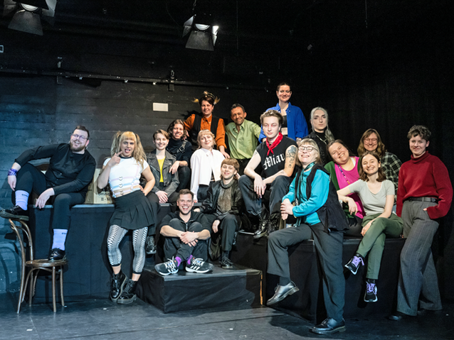 Bild: Die Schauspieler*innen und das Team des queeren Theaterclubs am Düsseldorfer Schauspielhaus