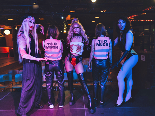 Bild: Drag-Queens und Awareness-Team vom TOO MUCH