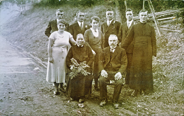 Foto von 1934 zum 60ten Geburtstag von Mutter Luise Molitor, geb. Donner: Die Familie einmal vereint: hintere Reihe, v.l.n.r. die Söhne: Johann, Paul, Joseph, Wilhelm und Theodor, davor die Schwestern Maria und Ottilie mit den Eltern Luise und Franz Josef