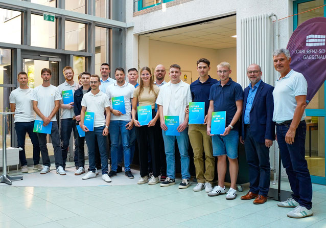 Preisträger von Fachschule und 1BKFH mit Bürgermeister Paul (2.v.r.), Schulleiter Dr. Hartmann (r.) und Abteilungsleiter Herrn Schmid (l.)| Foto: Lb