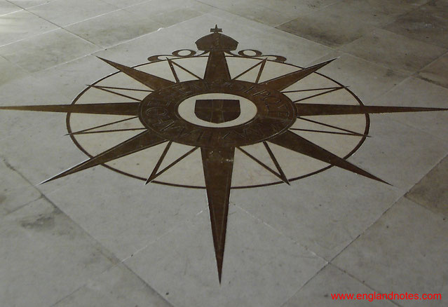 Sehenswürdigkeiten und Reisetipps Canterbury: Die Compass Rose in der Kathedrale von Canterbury.