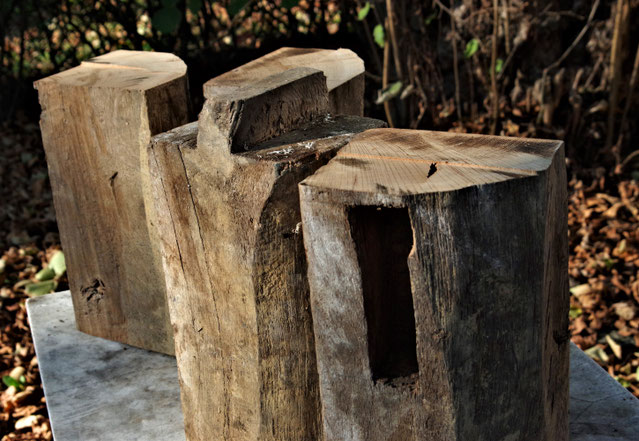 Alte Eichenbalken als Rohmaterial für Messerblöcke, Küchenbretter und Holzschmuck aus Altholz