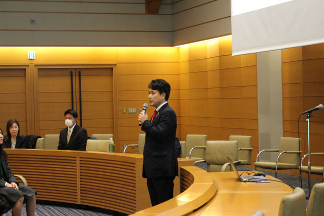 生徒たちへ激励の言葉を贈る滝波議員