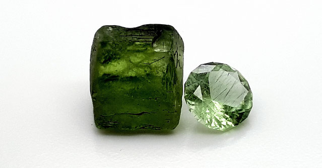 Peridot mit feinen, haarförmigen Ludwigit Einschlüssen, lokaltypisch für Pakistan. 