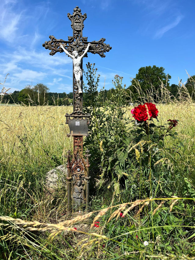Wegkreuz 18.6.25 mit Rosen dekoriert - Natur pur - Disteln wachsen von alleine