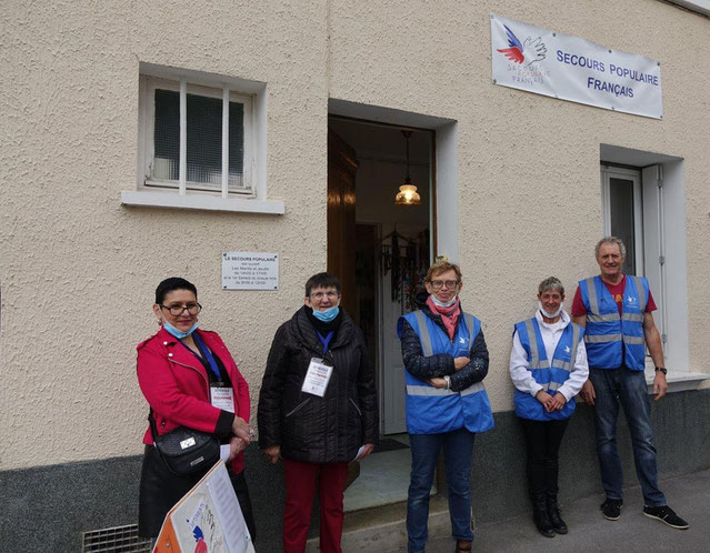 Au centre, Patricia Tissot et une partie des bénévoles devant les locaux de l'antenne du Secours Populaire de Dormans.