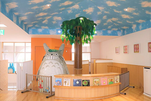 図書コーナーに飾られている大きなトトロ作品