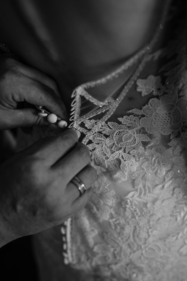 Hochzeitsfotograf Wiesbaden - Brautkleid wird zugeknöpft