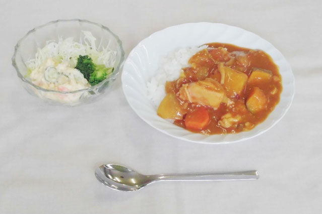 じっくり煮込んだカボチャチキンカレーとサラダ