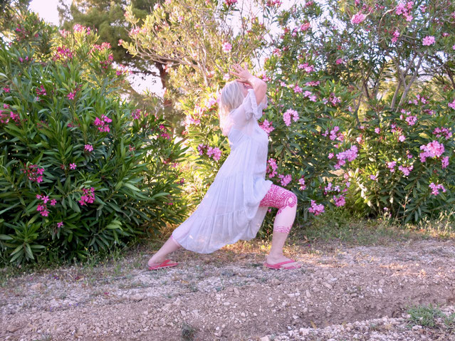 Yoga  Ferien / Shakti Dance  mit Mona Grigolo  im Schloss Vellexon
