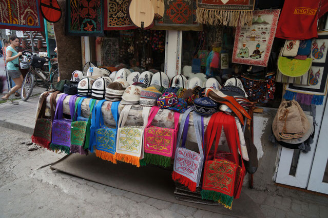 Des chapeaux traditionnels sur Osh Bazar à Bishkek