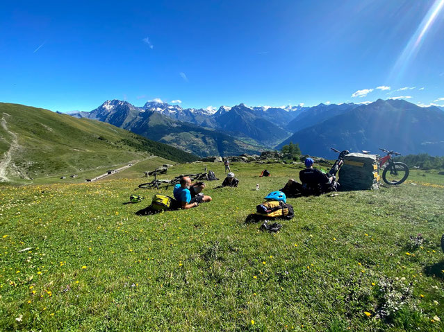 da qui non vorremmo più andare via, è un posto magico, fronte a noi spunta anche la cima del Cervino