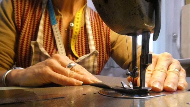 LC CREATIONS DECO COUTURE - Mains de Claire machine à coudre 