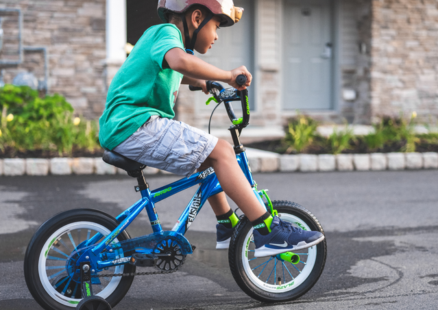 子供が自転車に乗る写真