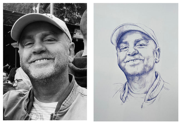 De afbeelding toont een portrettekening in opdracht naast de originele foto van een lachende man met een pet. Links is de zwart-wit foto, en rechts de gedetailleerde tekening van hetzelfde portret.