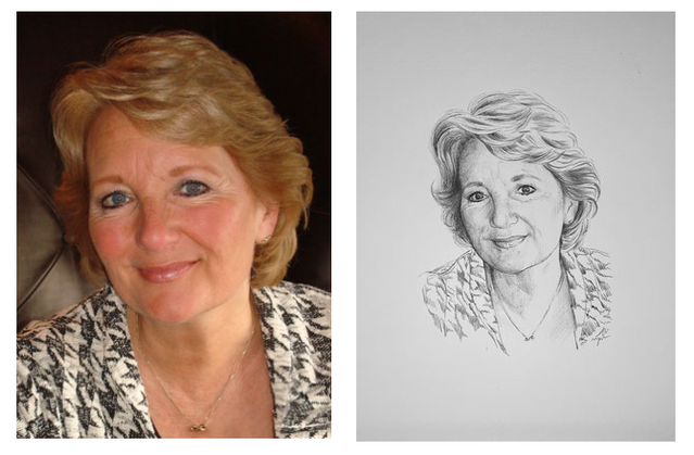 Op de afbeelding zie je een portretfoto van een vrouw naast een gedetailleerde potloodtekening van dezelfde persoon. De tekening vangt haar vriendelijke uitdrukking en is zorgvuldig uitgevoerd om haar kenmerken nauwkeurig weer te geven.
