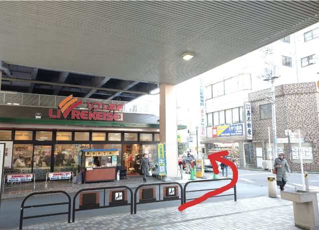 リブレ京成と薬局の間を進む案内写真