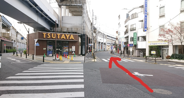 TSUTAYA横を右に進むアクセス案内写真