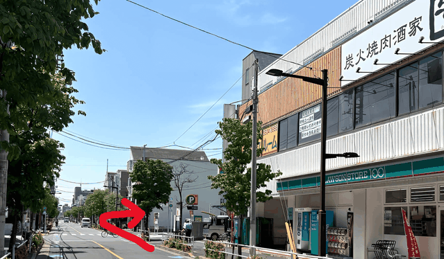 牛角隣の駐車場を右に曲がる案内写真