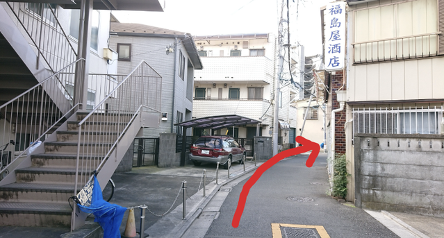 酒屋を右に曲がるアクセス案内写真