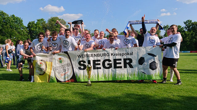 Die verdiente Siegermannschaft des VfL Hörste-Garfeln nach dem Gewinn des Kreispokalfinales am 9. Mai 2024