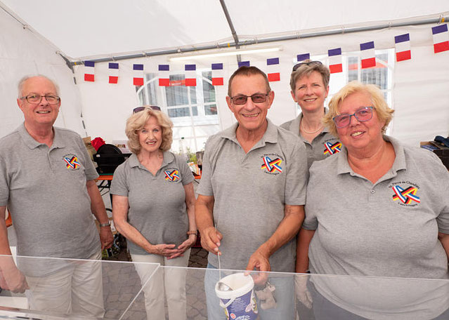 Mit einer bewährten Mannschaft begann für den Freundeskreis der Nachmittag am Stand in der Lauchringer Hauptstraße. v.l: Ralf Augustin, Ilona Ebner, Rudi Franck, Barbara von Schnurbein, Monika Franck