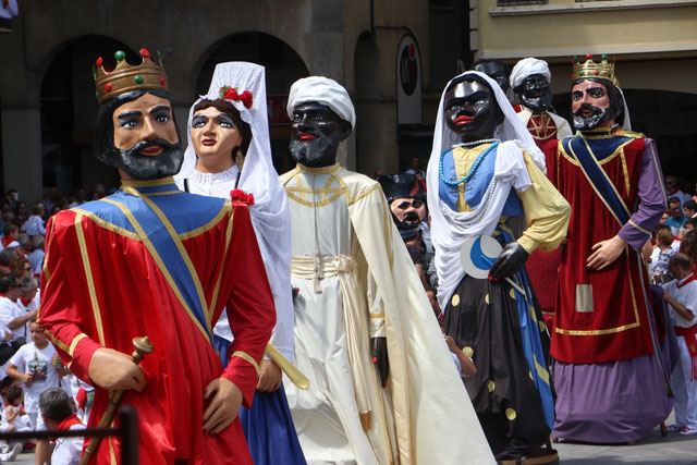 Momento de la entrada a la Plaza de los Fueros de Estella en el último día de las fiestas justo antes de la despedida de la comparsa.