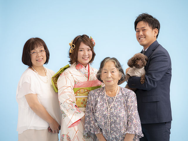札幌市西区の写真館でわんちゃんと一緒に家族写真撮影