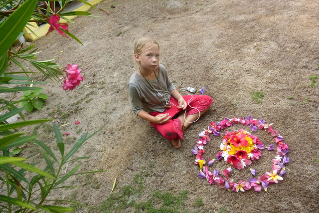 Pippi hat ein Mandala aus Blumen gemacht, die sie alle vom Boden aufgesammelt hat.....