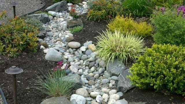 Steingarten anlegen. Kies, Schotter und Felsen im Garten - Naturgarten