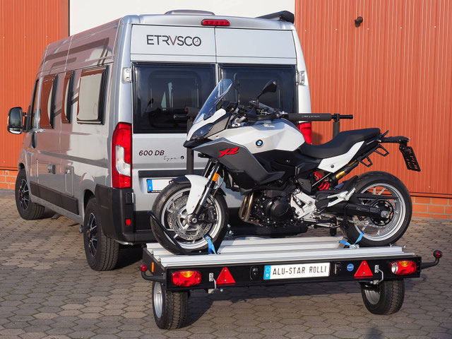 ALU-Star Rolli Motorradanhänger mit Querverladung für Wohnmobile – kompakter Nachläufer auf eigenen Rädern