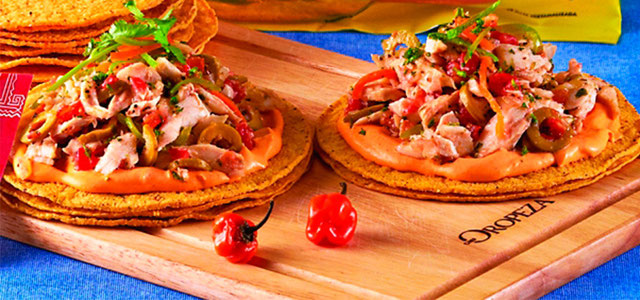 Tostadas de cazón y chile habanero  