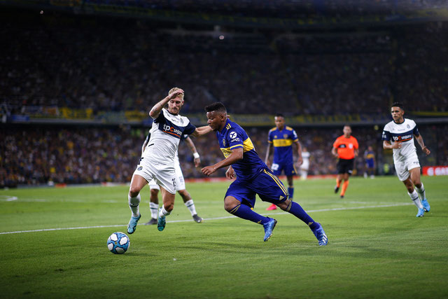 Sous les yeux de son coéquipier et compatriote Sebastian Villa, Frank Fabra prend le dessus sur Maximiliano Caire, samedi à la Bombonera, lors du succès sur le Gimnasia de Maradona (1-0) offrant le titre aux Xeneizes