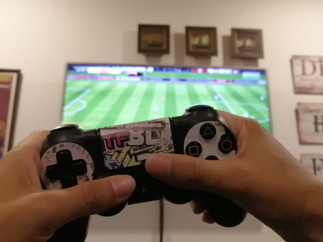 Voilà donc quand le canapé remplace le terrain, les chaussons les crampons, et qu'on joue au foot avec ses mains