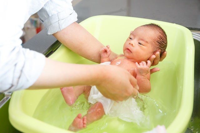 産前産後家事サポーターが生後間もない赤ちゃんを沐浴させている画像